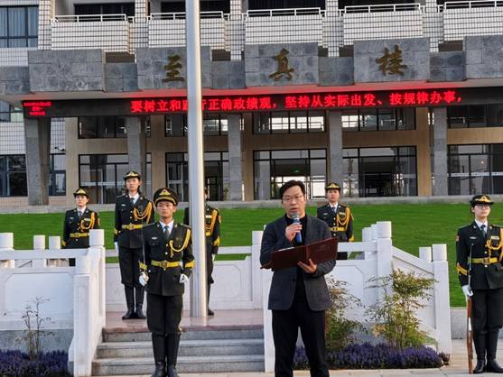 一群男人和女人站在街道上 AI 生成的内容可能不正确。